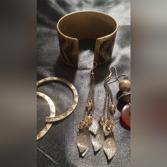 Chevron Cuff & 3 pairs of earrings Distressed gold ,brass tone. Boho - Picture 7 of 7